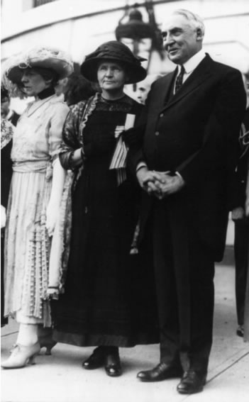 Marie Curie et le président des Etats-Unis Warren Harding